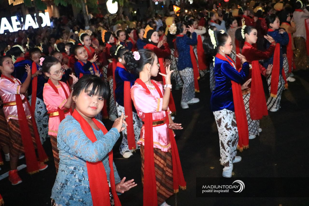Foto 27 dari 29: 5.000 Peserta Madiun Menari Ukir Sejarah Kota, Sekaligus Jadi Bukti Cinta Masyarakat Untuk Daerahnya