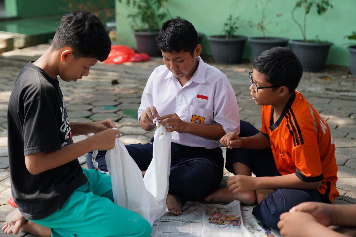 Foto 4 dari 9: Tingkatkan Kreativitas Siswa, SMPN 4 Kota Madiun Gelar Pelatihan Membatik Pada Siswa