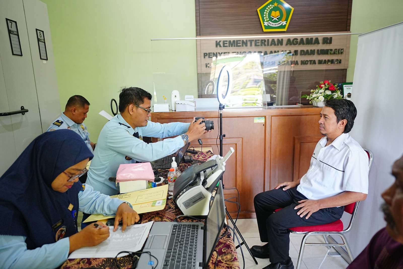 Foto 3 dari 8: Jalin Kerjasama dengan Kantor Imigrasi Kelas II Madiun, Kemenag Kota Madiun Gelar Perekaman Foto Paspor CJH