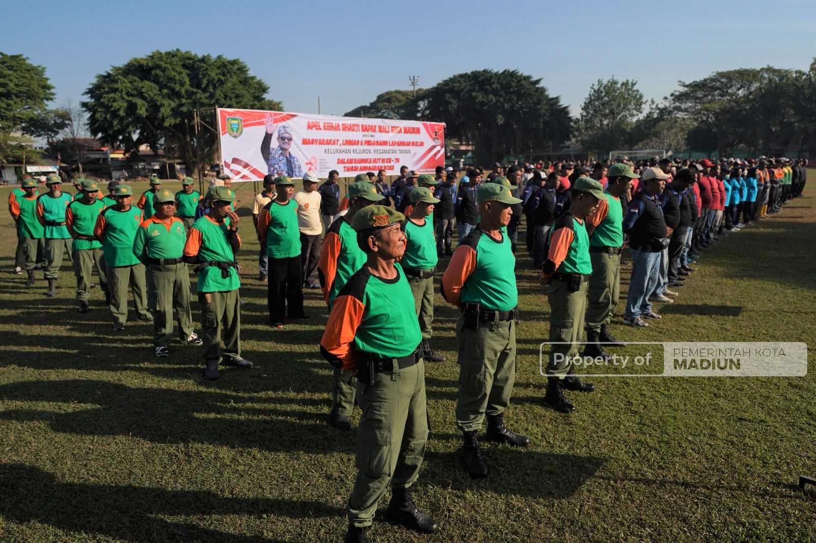 Foto 2 dari 6: Pimpin Apel Kerja Bakti, Wali Kota Ajak Masyarakat Tingkatkan Kepedulian Kebersihan Lapangan Gulun