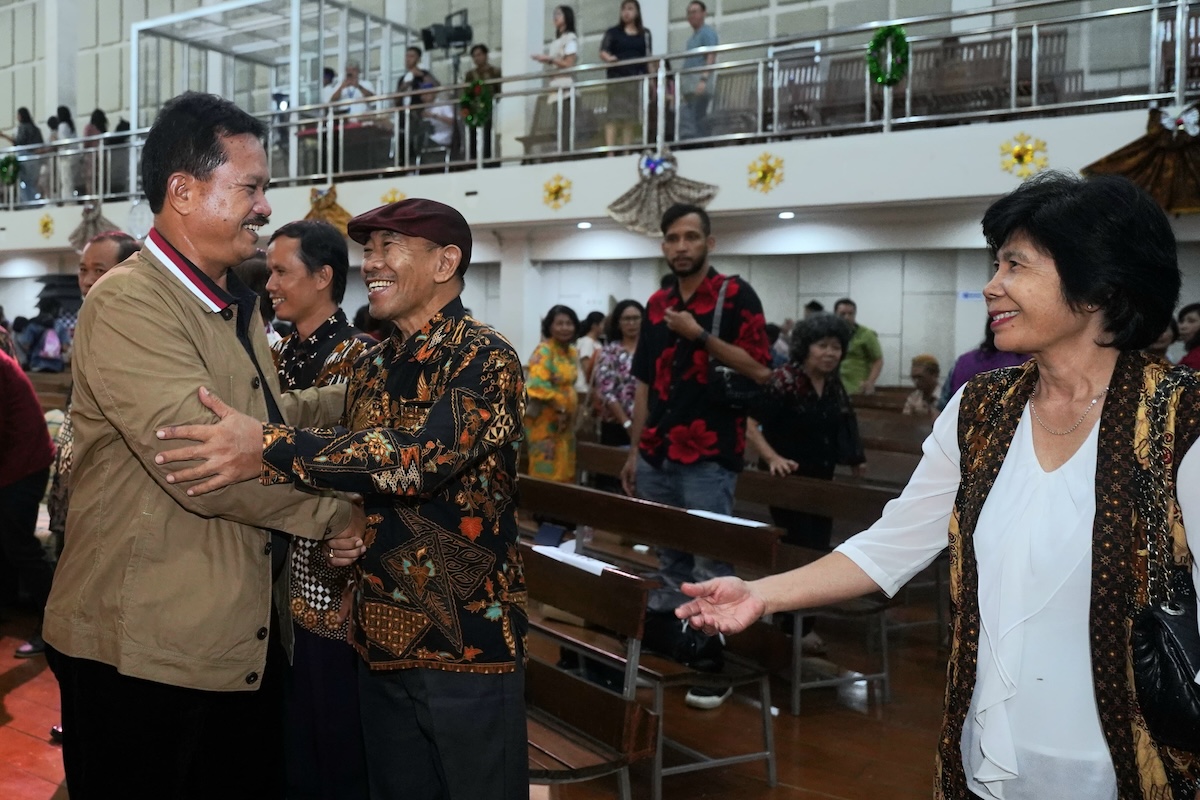 Foto 8 dari 9: Beri Sambutan Perayaan Natal Bamag Umat Kristiani Kota Madiun di GBT Imanuel, Wali Kota Harap Jaga Keamanan dan Kerukunan
