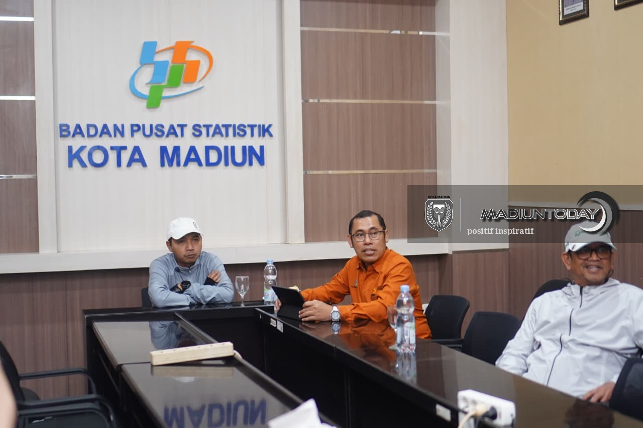 Foto 11 dari 19: Gowes Keliling Kota, Plt Wali Kota Madiun Cek P2L, Data Ekonomi hingga Kebersihan Lingkungan