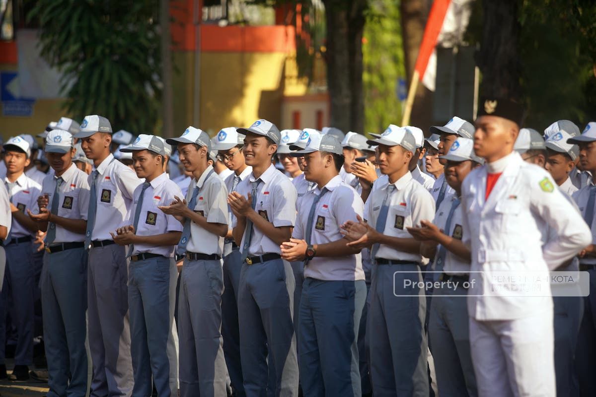 Foto 9 dari 9: Mengenang Masa Sekolah, Wali Kota Jadi Pimpinan Apel Di SMAN 1