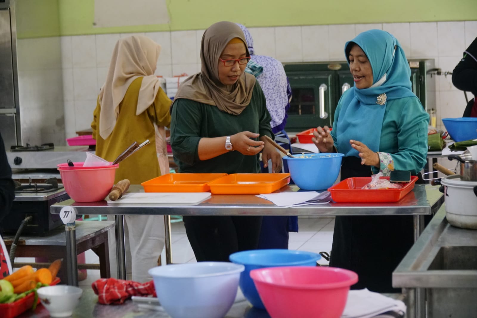 Foto 7 dari 11: Tambah Skill Driver Ojol Perempuan, Dinsos PPPA Gelar Pelatihan Memasak