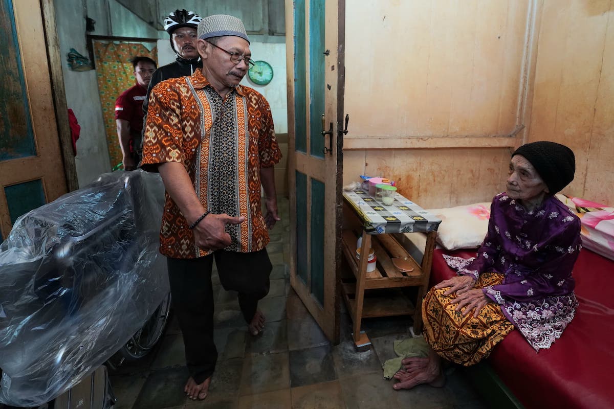 Foto 5 dari 9: Salurkan Bantuan ke Warga, Wali Kota: Pemerintah Hadir untuk Masyarakat