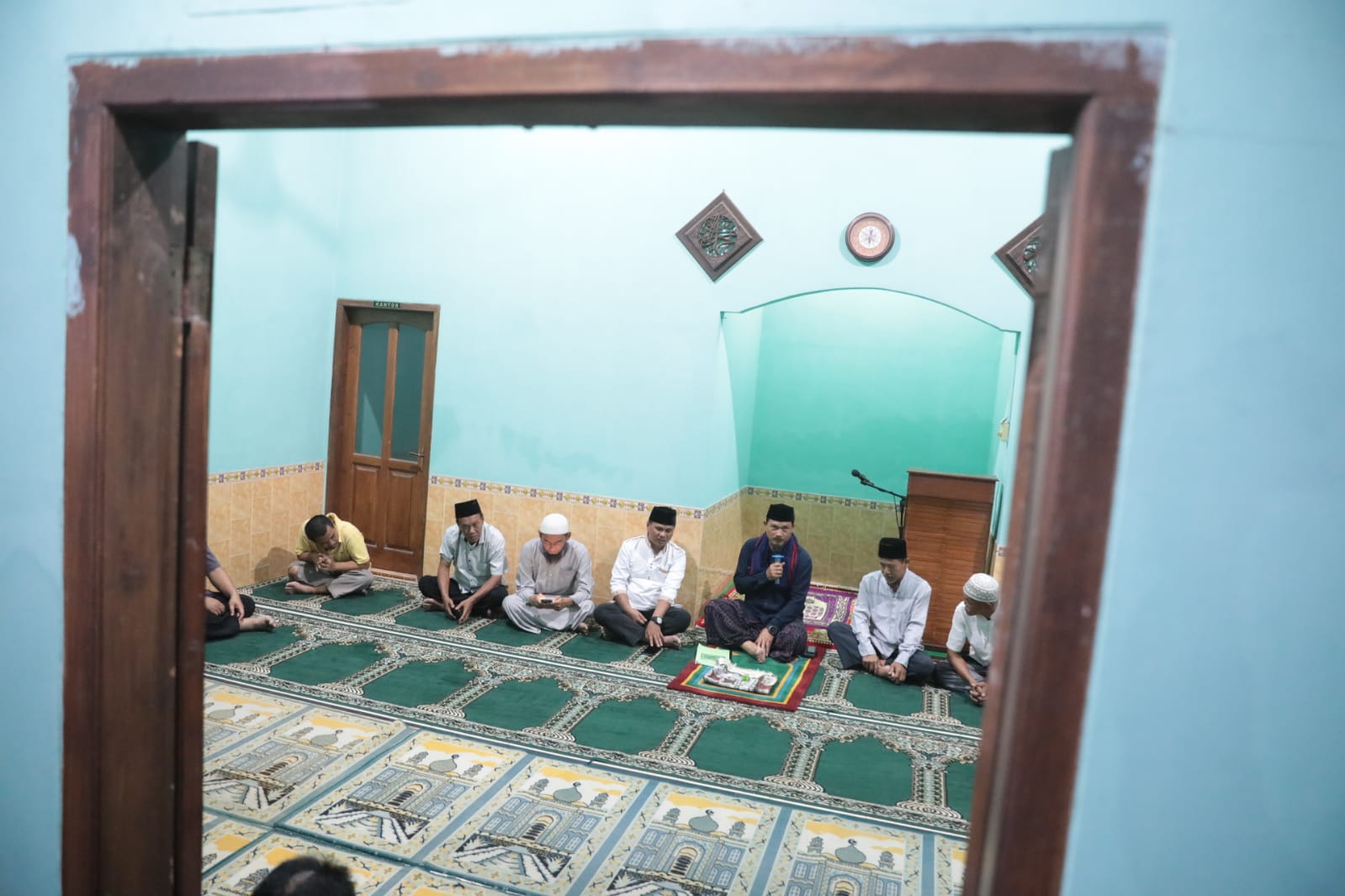 Foto 2 dari 8: Shalat Magrib di Masjid Al Iman, Wali Kota Beri Santunan Hingga Bantuan untuk Pavingisasi