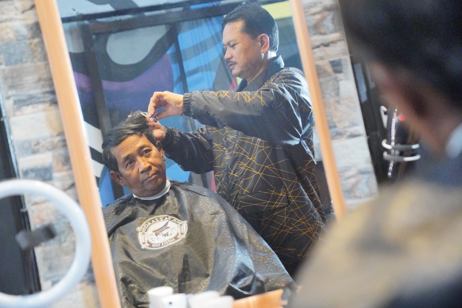Foto 8 dari 10: Hadiri Pembukaan Barbershop, Wali Kota Pelaku Usaha Ramaikan Ekonomi Kota
