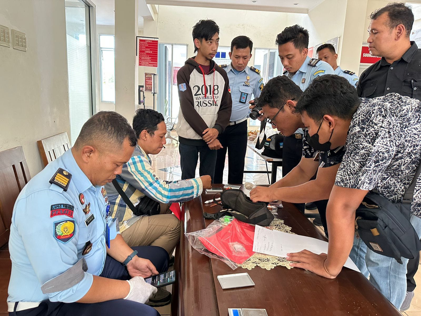 Foto 3 dari 4: Tak Mudah Dikelabui, Petugas Lapas Pemuda Madiun Gagalkan Upaya Penyelundupan Sabu Dalam Sikat Cuci