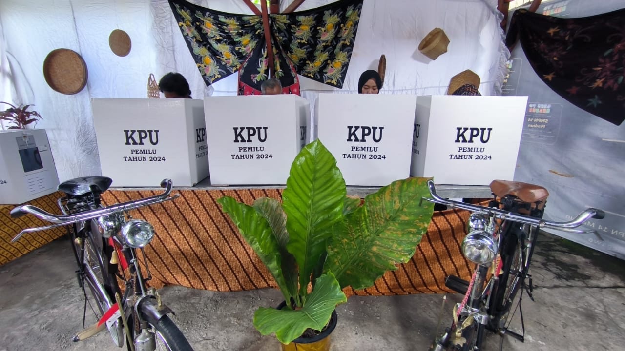 Foto 1 dari 6: Uniknya TPS Bernuansa Tempo Dulu, Serasa Bernostalgia di Masa Lalu