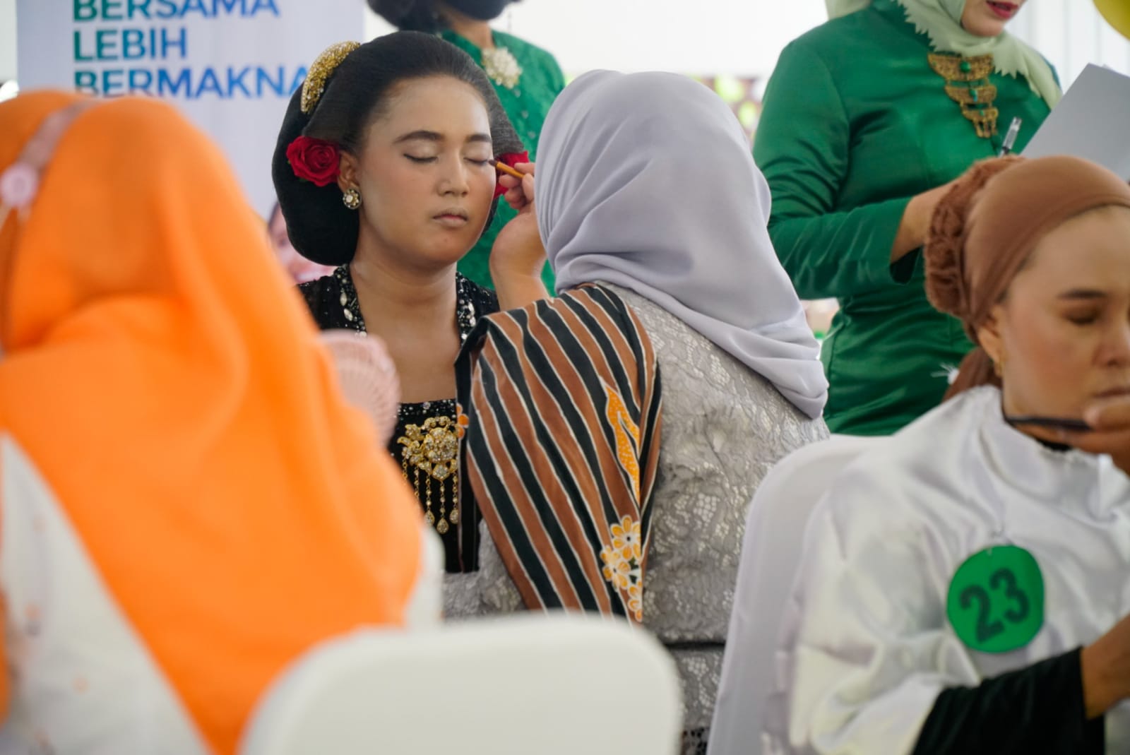 Foto 4 dari 13: Serunya Giat PKK Rayakan Hari Kartini Dengan Lomba Merias Wajah