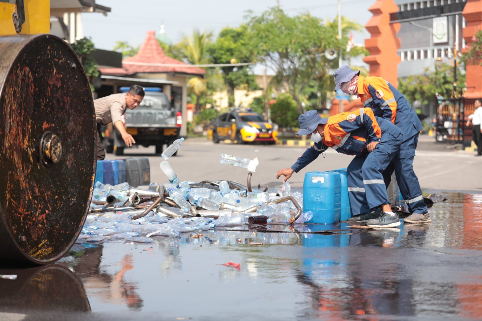 Foto 2 dari 10: Jaga Kondusifitas Lebaran, Polisi Musnahkan Miras Hingga Knalpot Brong Hasil Sitaan Selama Sepekan