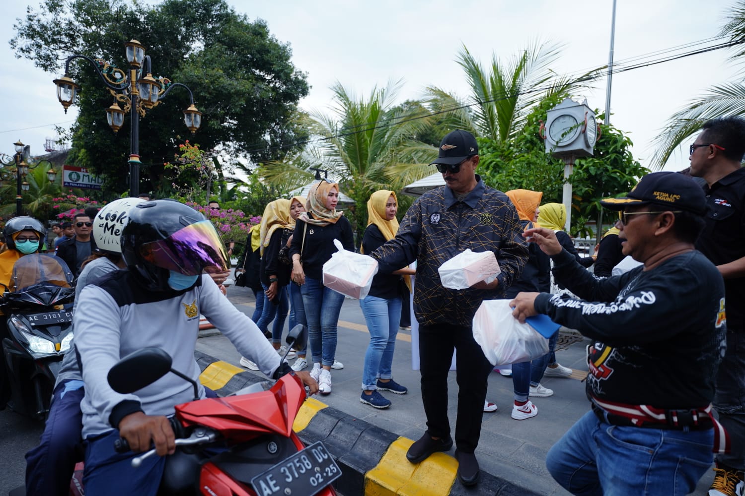 Foto 4 dari 10: Hadiri Giat Berbagi Takjil Komunitas Pajero, Wali Kota Apresiasi Kepedulian Komunitas untuk Sesama
