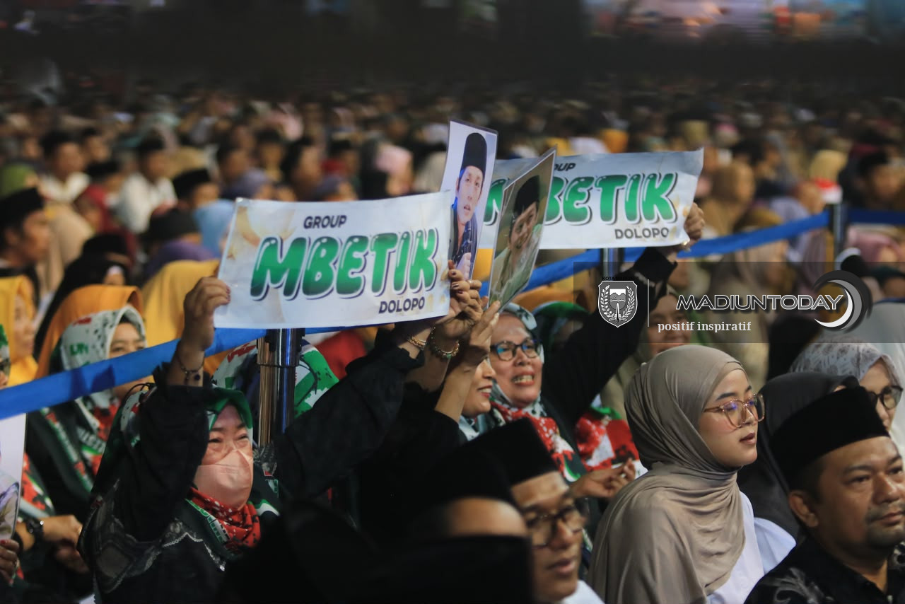 Foto 9 dari 29: Belasan Ribu Jamaah Larut dalam Pengajian Gus Iqdam, Pesan Amanah Menggema di Stadion Wilis