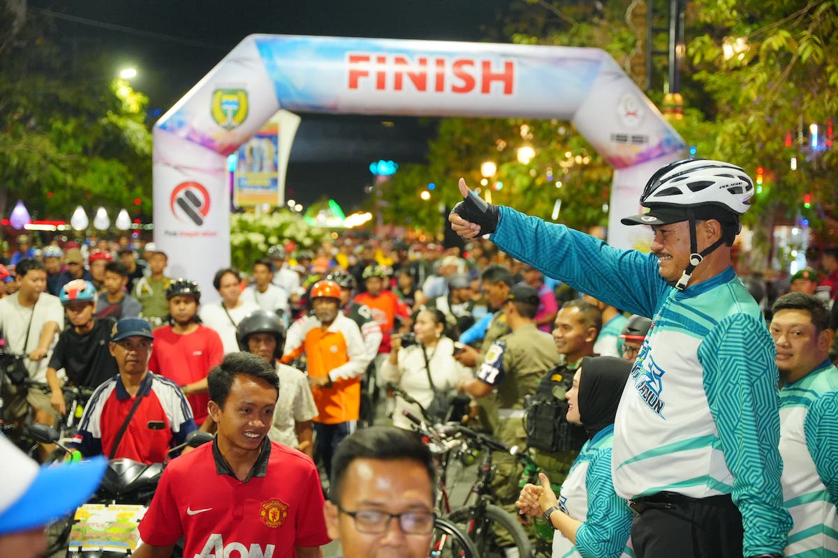 Foto 2 dari 8: Buka Event Gowes Malam, Wali Kota Ajak Masyarakat Jaga Kesehatan