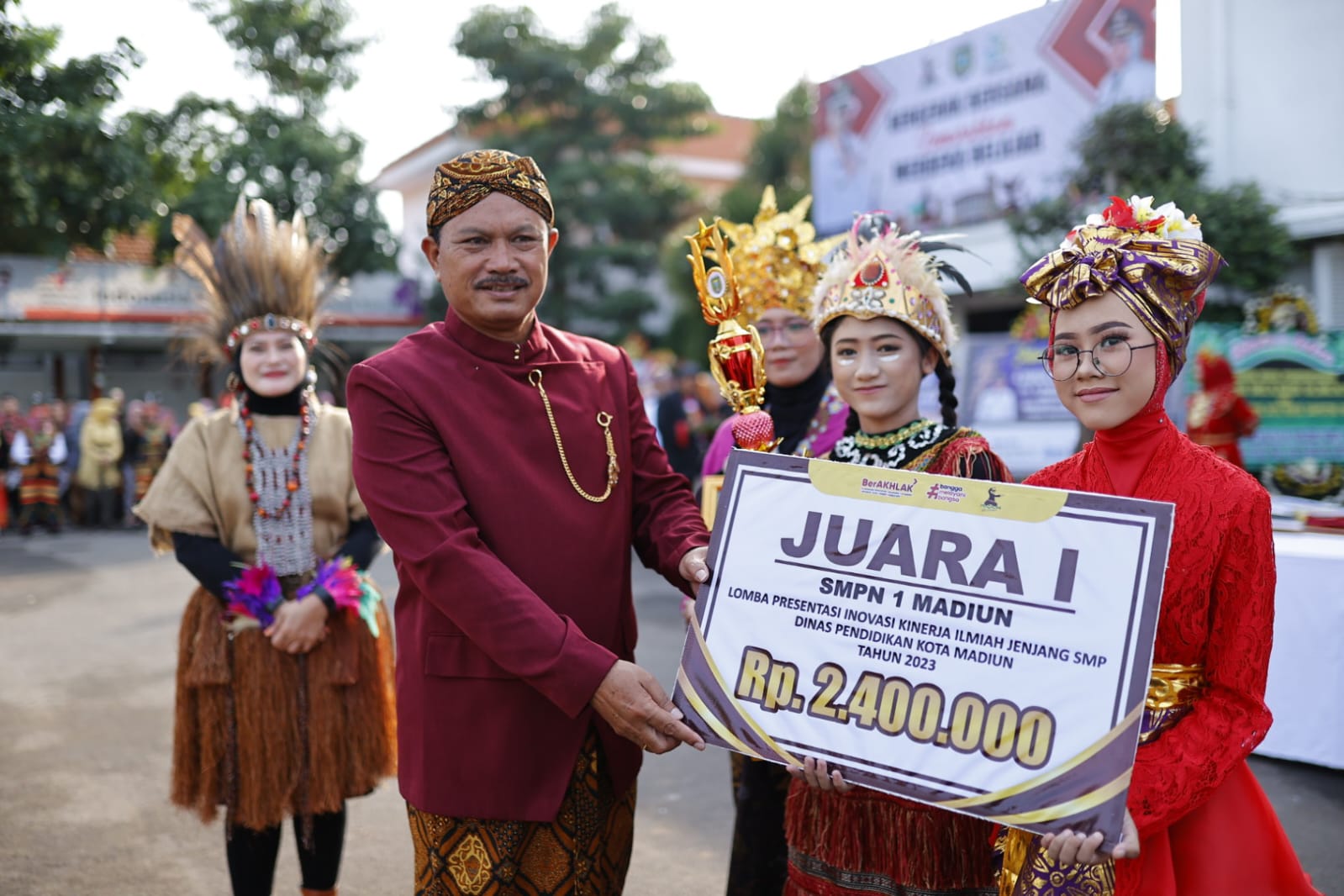 Foto 7 dari 10: Gelar Upacara Hardiknas 2023, Wali Kota Harap Pendidikan Makin Dinamis