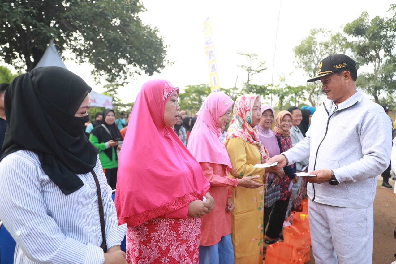 Foto 14 dari 14: Hadiri HUT Sabiya Volley Club, Wali Kota Beri Ucapan Selamat Dan Salurkan Santunan Bagi Warga Membutuhkan