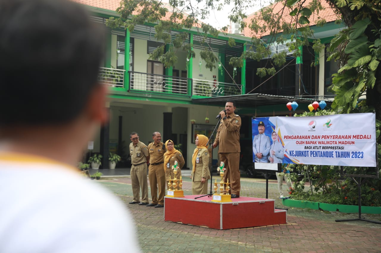 Foto 8 dari 13: Serahkan Medali Kejurkot Petanque 2023, Wali Kota Harap Prestasi Atlet Kota Madiun Terus Meningkat