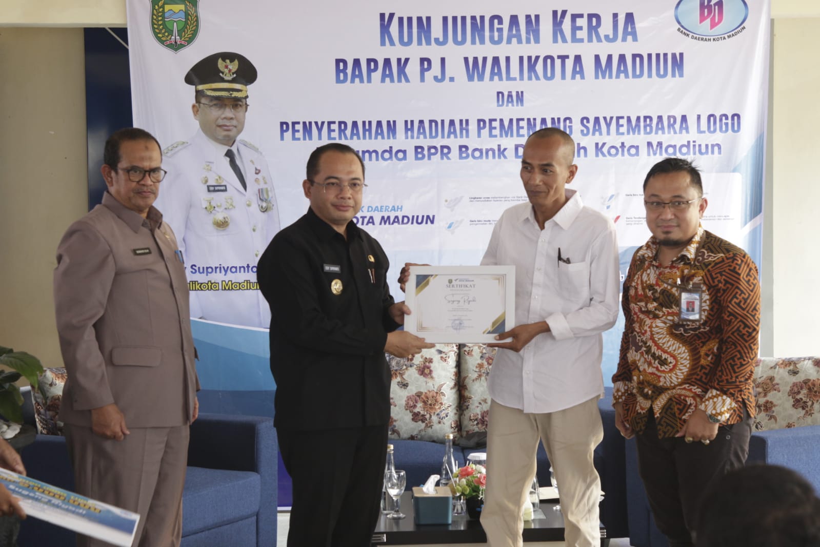 Foto 4 dari 17: Kunjungan Kantor Perumda BPR Bank Daerah Kota Madiun, Pj Wali Kota Apresiasi Kinerja Dan Dorong Inovasi Untuk Tingkatkan Performa Pegawai