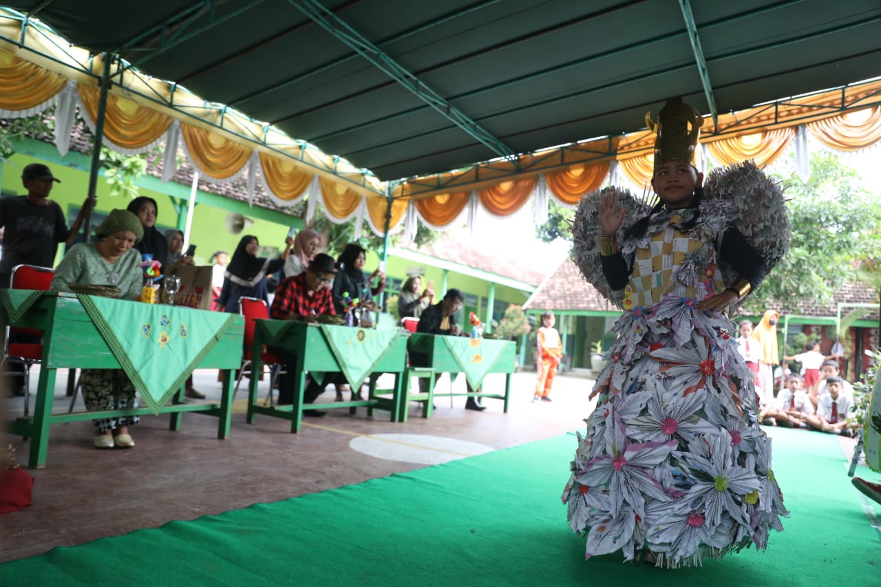 Foto 5 dari 9: Bak Peragawati, Belasan Siswa Peragakan Busana Berbahan Dasar Barang Bekas