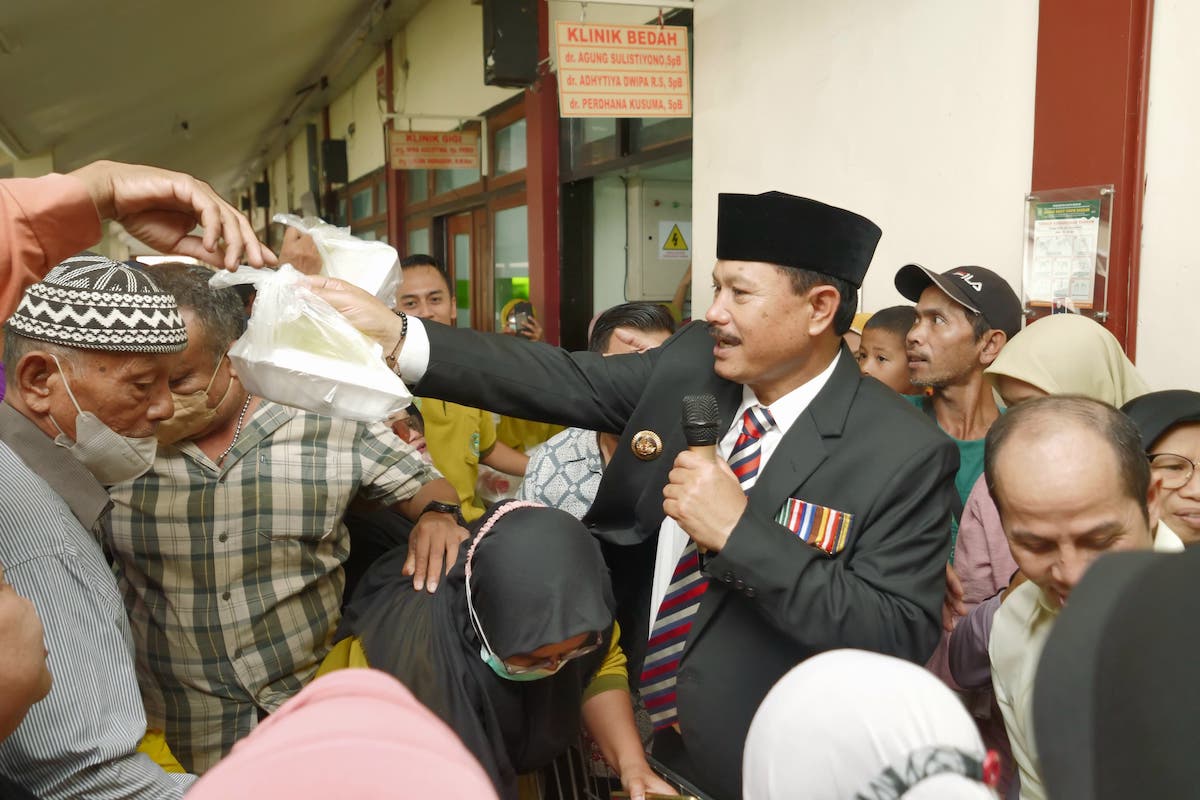 Foto 9 dari 9: Peringati HKN, Wali Kota Senam Hingga Bagikan Hadiah ke Pasien RSUD Kota Madiun