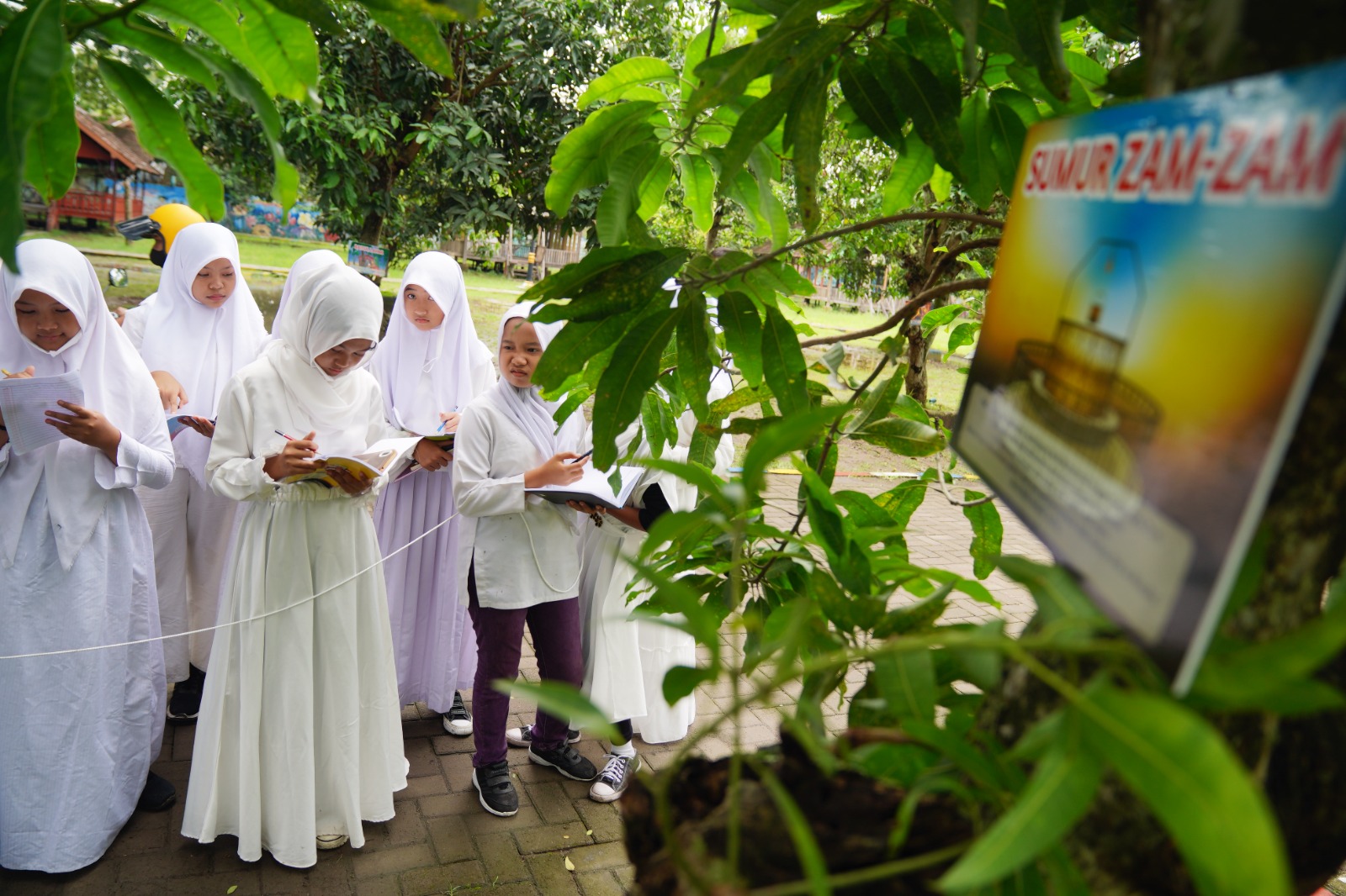 Foto 4 dari 9: Peringati Isra’ Mi’raj, SDN 03 Nambangan Kidul Ajak Siswa Praktek Perjalanan Rasulullah Dari Mekkah Ke Sidratul Muntaha