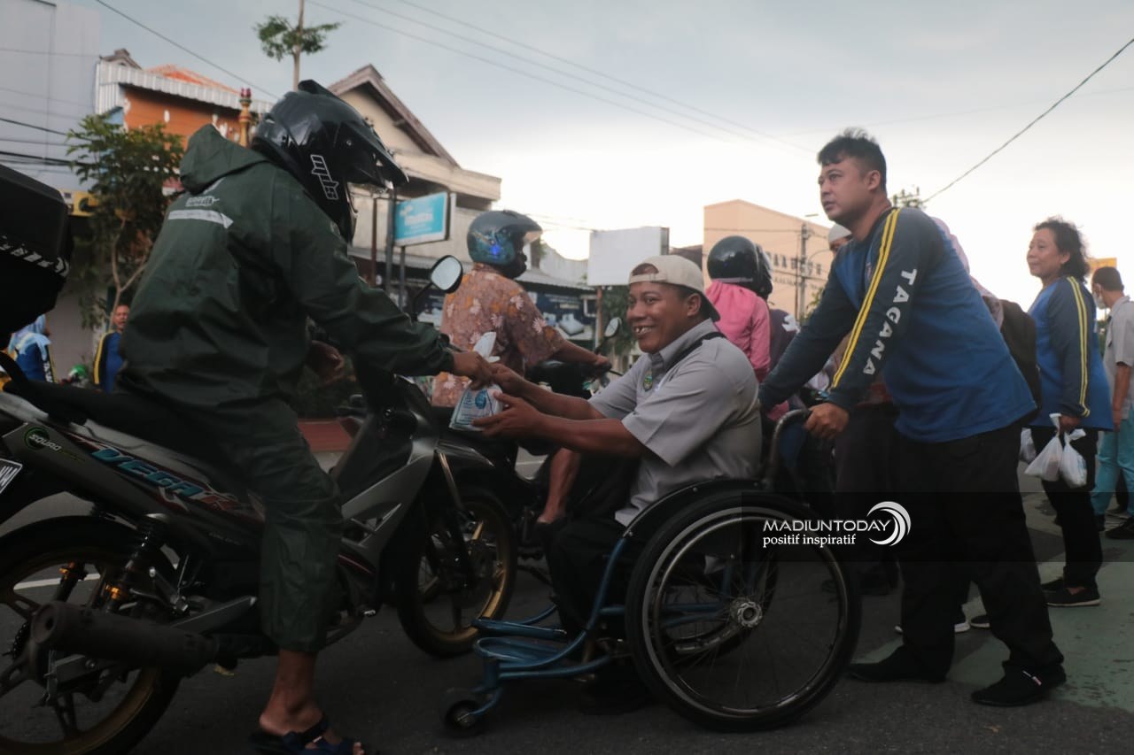 Foto 5 dari 6: Penyandang Difabel Kota Madiun Bagi Takjil Dari Produk Olahan Sendiri