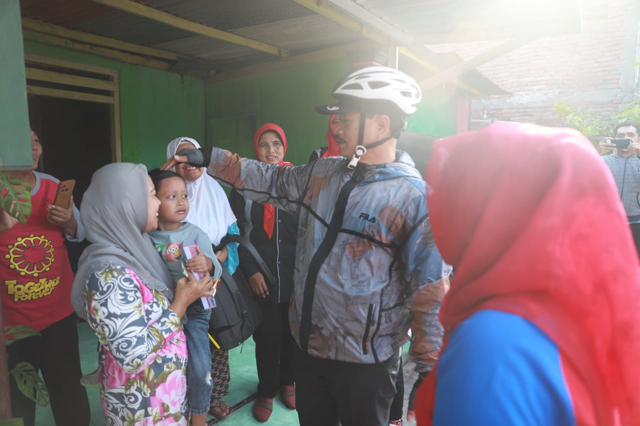Foto 18 dari 18: Gowes Pagi, Wali Kota Cek Pavingisasi Hingga Ke Gang Kecil