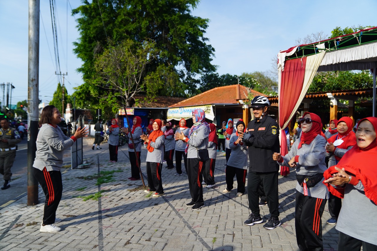 Foto utama berita: Gowes di Kelurahan Taman, Wali Kota Serahkan Bibit Hingga Sapa Lansia