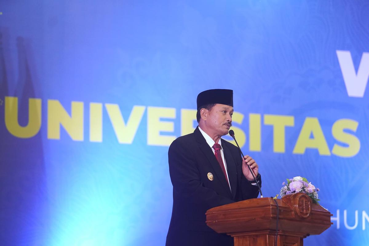 Foto 3 dari 9: Jadi Lulusan Perdana Program Studi S3 Doktor Administrasi Publik, Wali Kota Dapat Penghargaan dari UT Surabaya