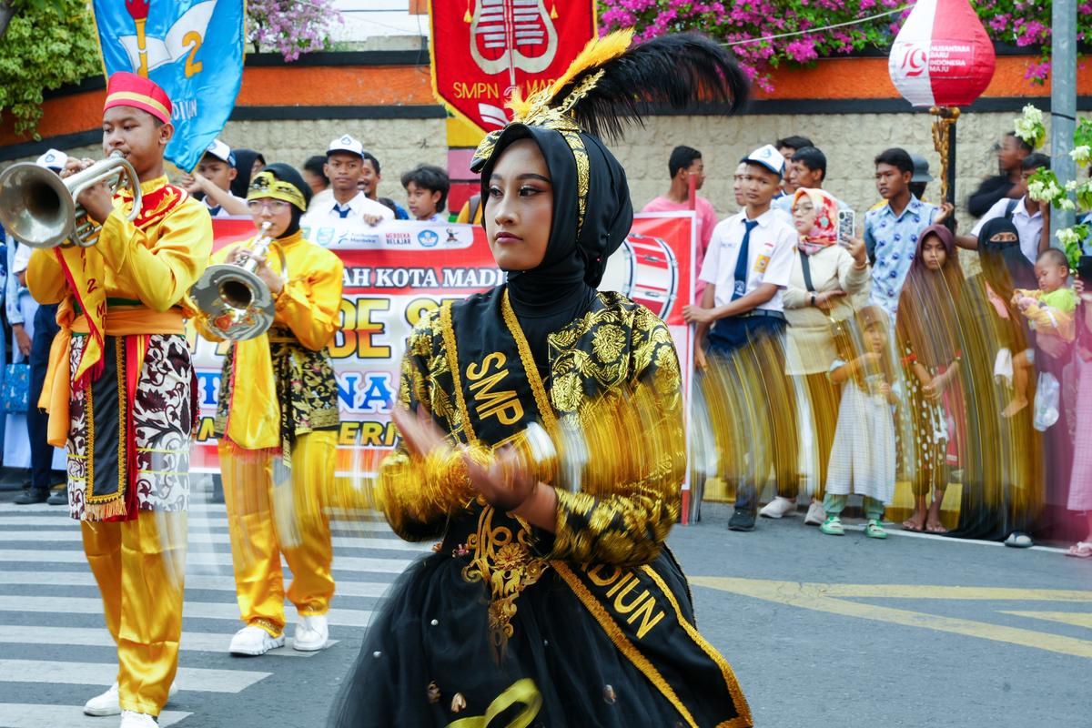 Foto 11 dari 16: Taruna Nada dan Pagaska Ramaikan Pusat Kota di Kala Senja