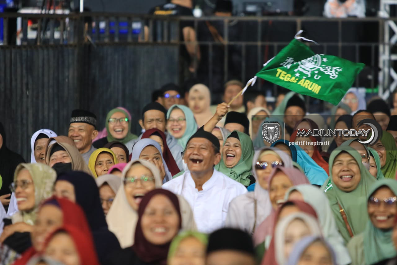 Foto 17 dari 29: Belasan Ribu Jamaah Larut dalam Pengajian Gus Iqdam, Pesan Amanah Menggema di Stadion Wilis