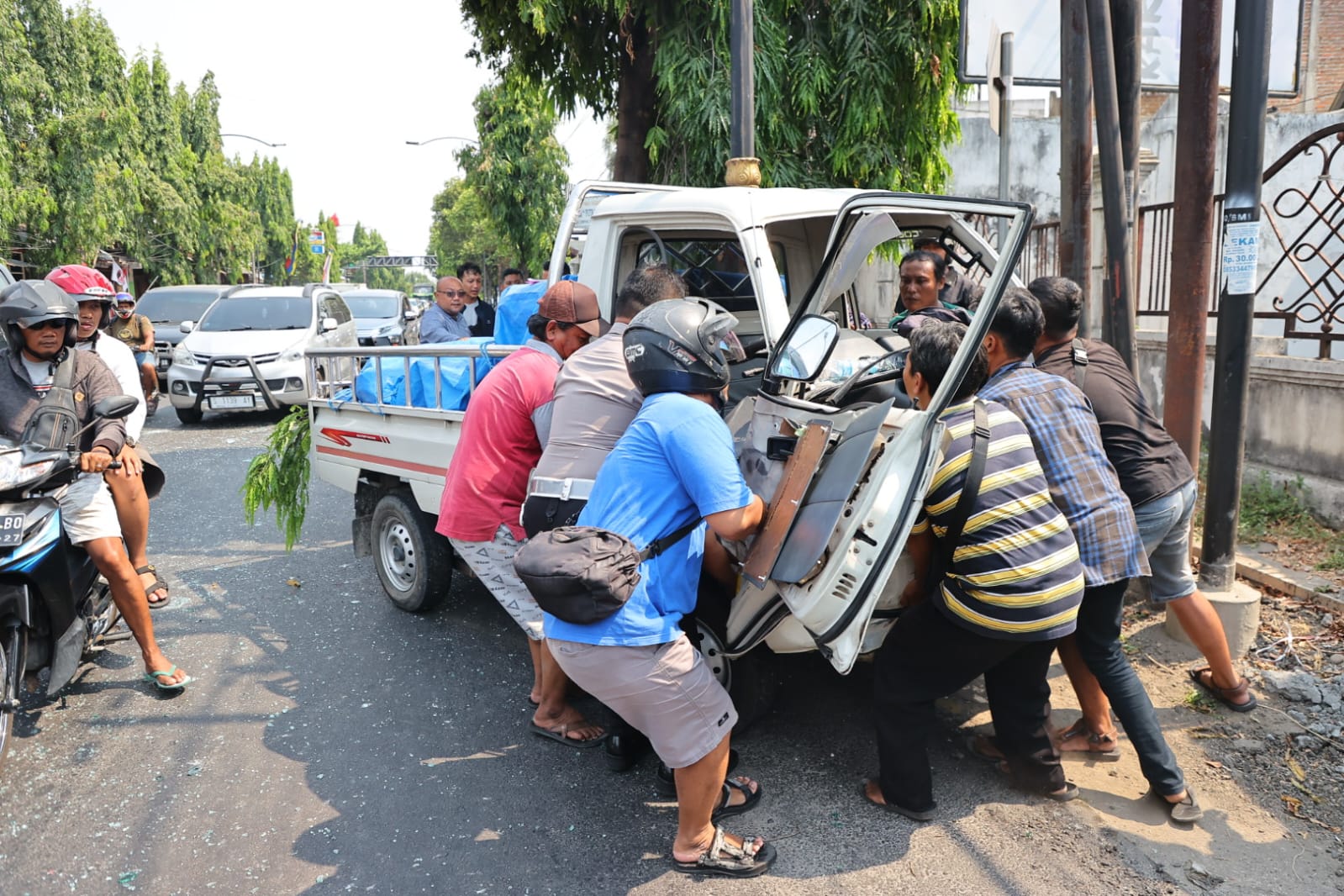 Foto 3 dari 4: Tiga Kendaraan Terlibat Kecelakaan Beruntun di Tean, Kaki Sopir Pikap Sempat Terjepit
