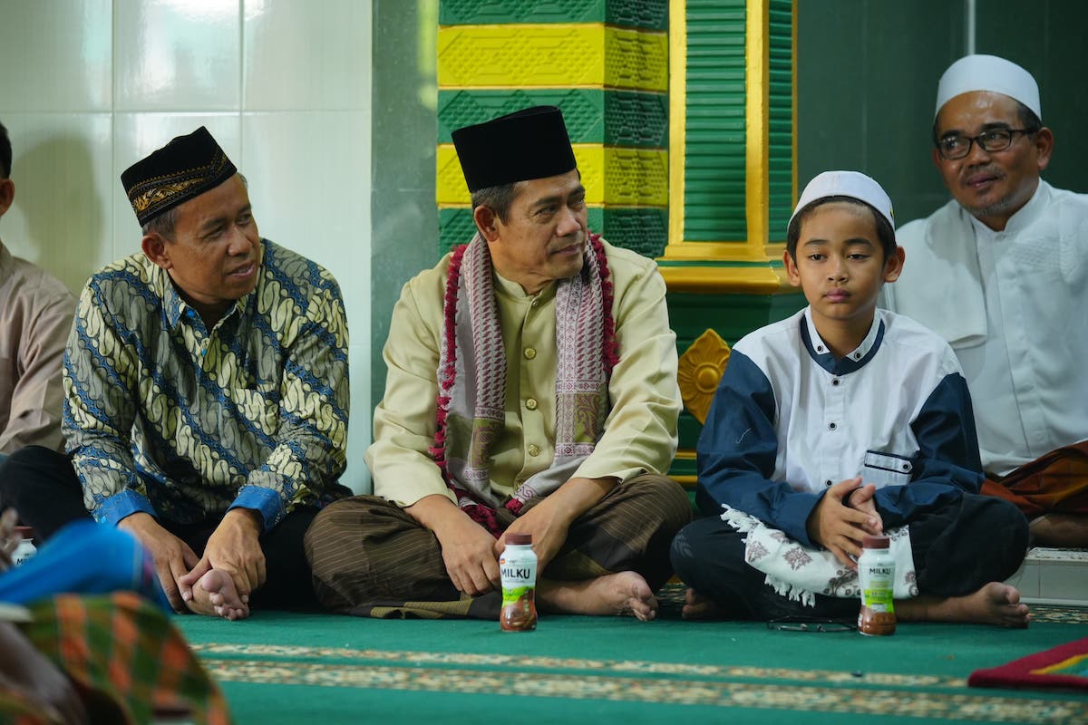 Foto 7 dari 9: Salat Jumat di Masjid Quba Pandean, Wali Kota Bantu Rp 25 Juta untuk Pengadaan Pendingin Ruangan