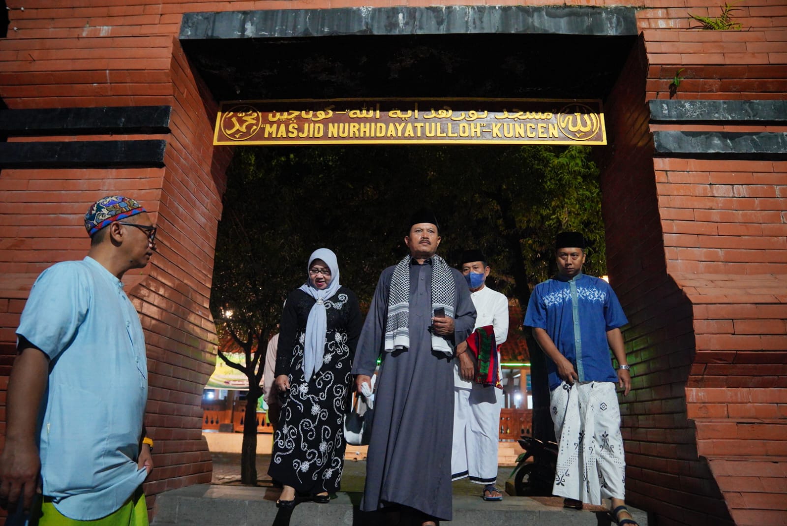 Foto 10 dari 10: Salat Isya dan Tarawih di Masjid Kuncen, Wali Kota Harapkan Kerukunan Terjaga