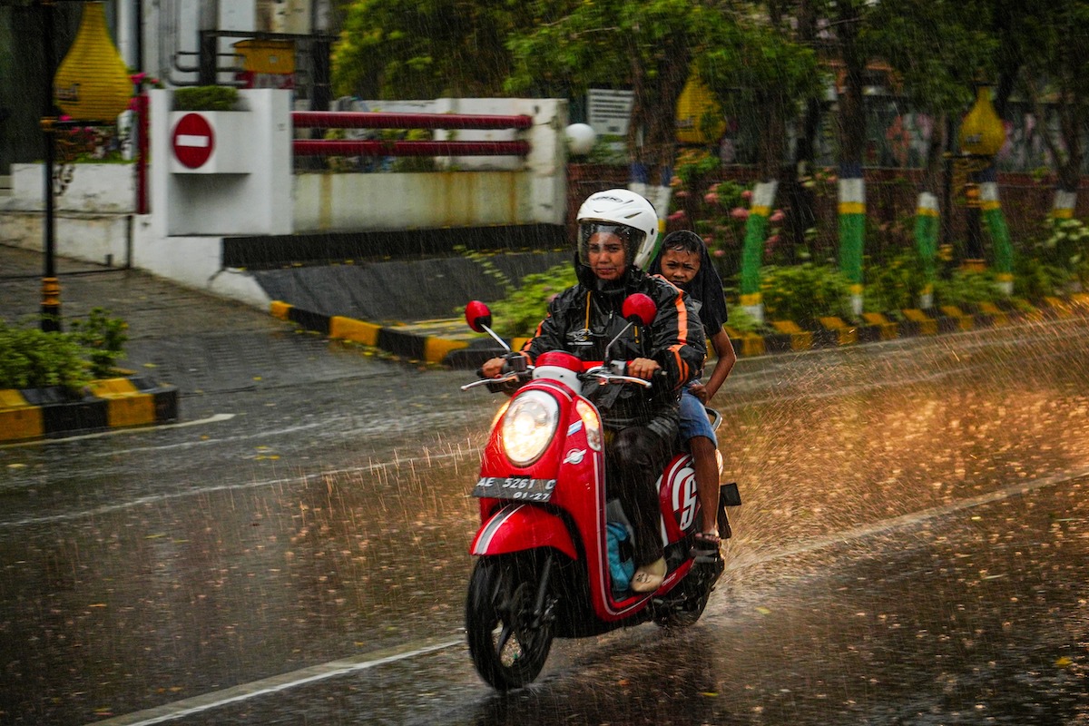 Foto 8 dari 9: Segar! Akhirnya Hujan Guyur Kota Pendekar