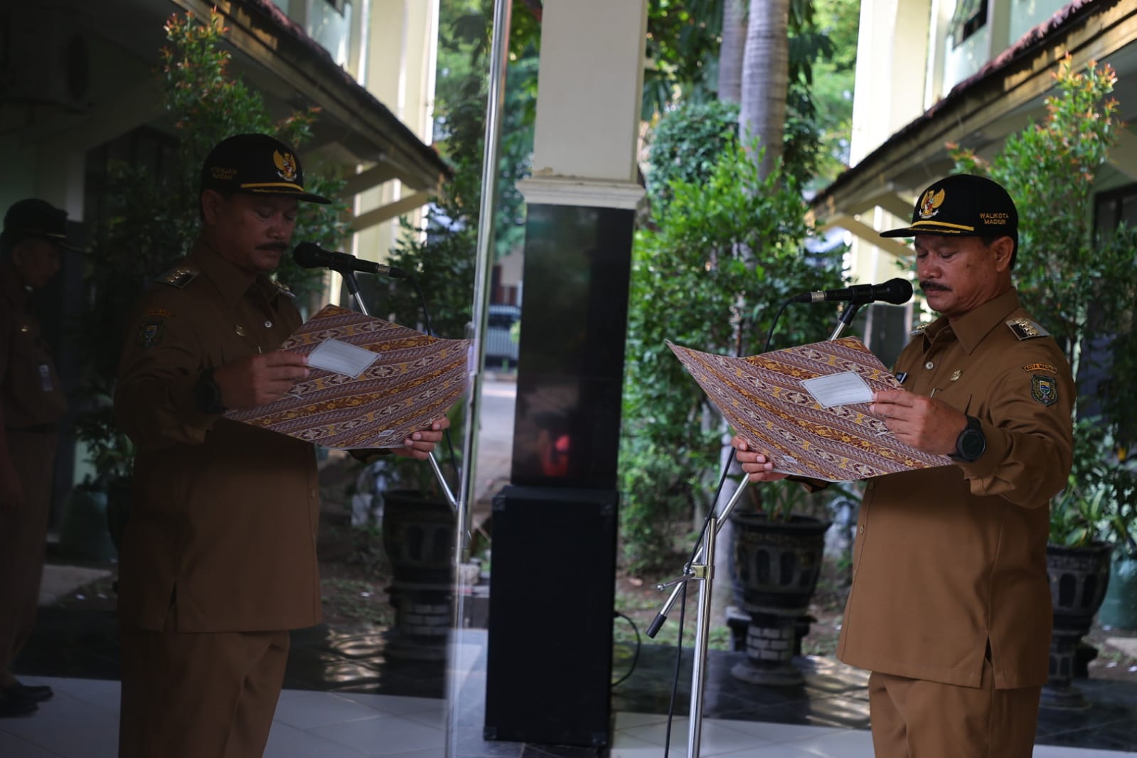 Foto 4 dari 8: Jadi Pembina Upacara di SMAN 6, Wali Kota: Ilmu Pendidikan Akan Menjadi Pelindung ke Depan