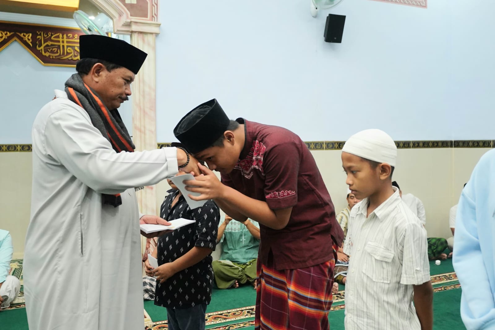 Foto 10 dari 10: Shalat Isya Dan Tarawih Di Masjid Al Amin, Wali Kota Serahkan Bantuan Untuk Anak Yatim