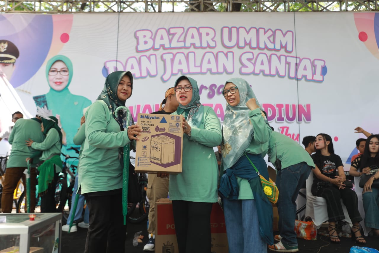 Foto 24 dari 28: Jalan Santai Bersama Warga Taman, Wali Kota : Perayaan Ini Untuk Masyarakat