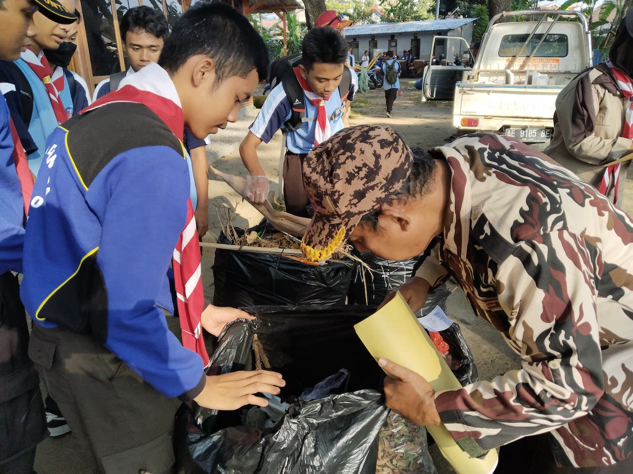 Foto 8 dari 9: Gelar Jalan Sehat, Satpol PP Ajak Siswa Jaga Kebersihan Lingkungan
