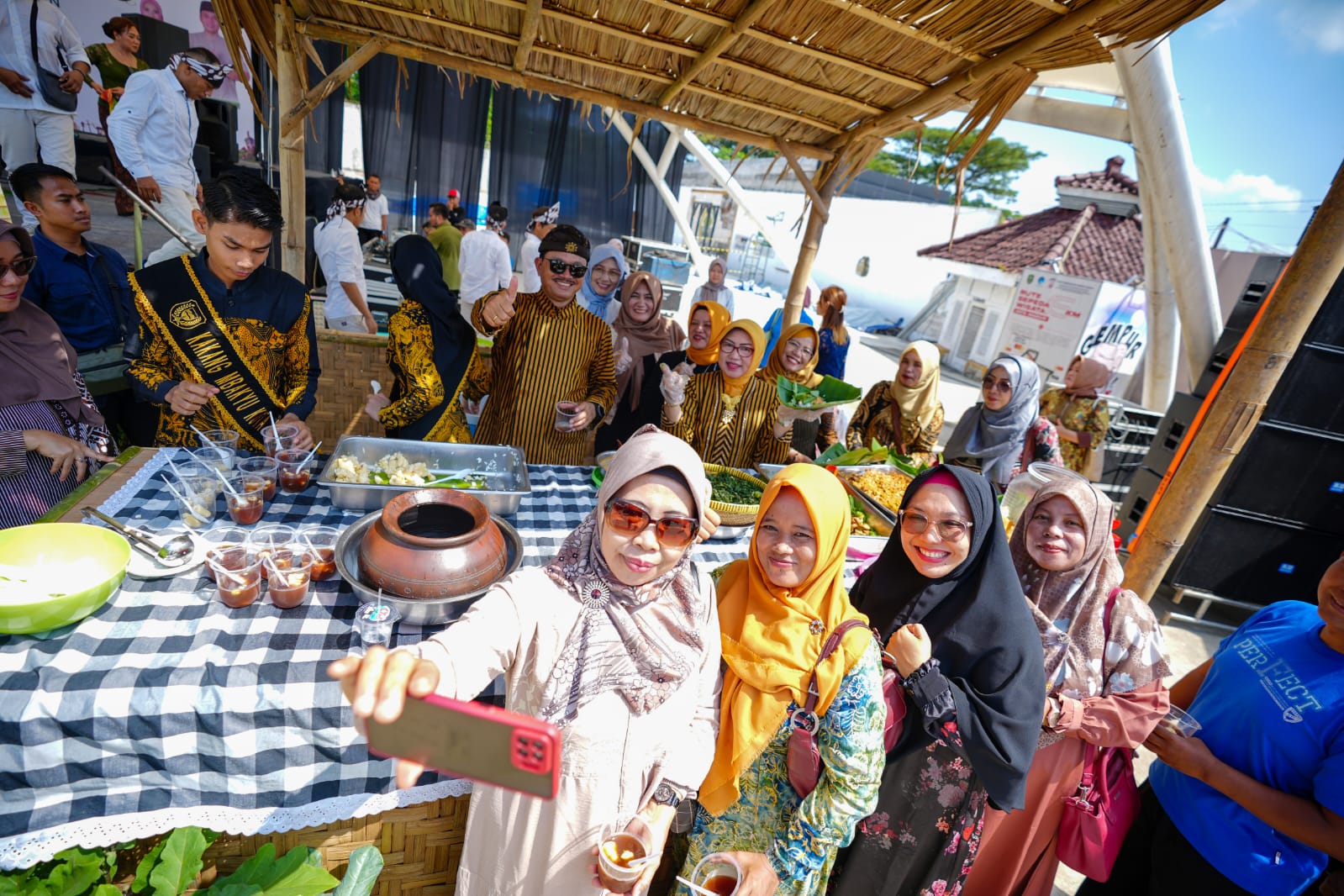Foto 8 dari 10: Pecel Madiun Dinobatkan Mendikbud Sebagai Warisan Budaya Tak Benda Indonesia