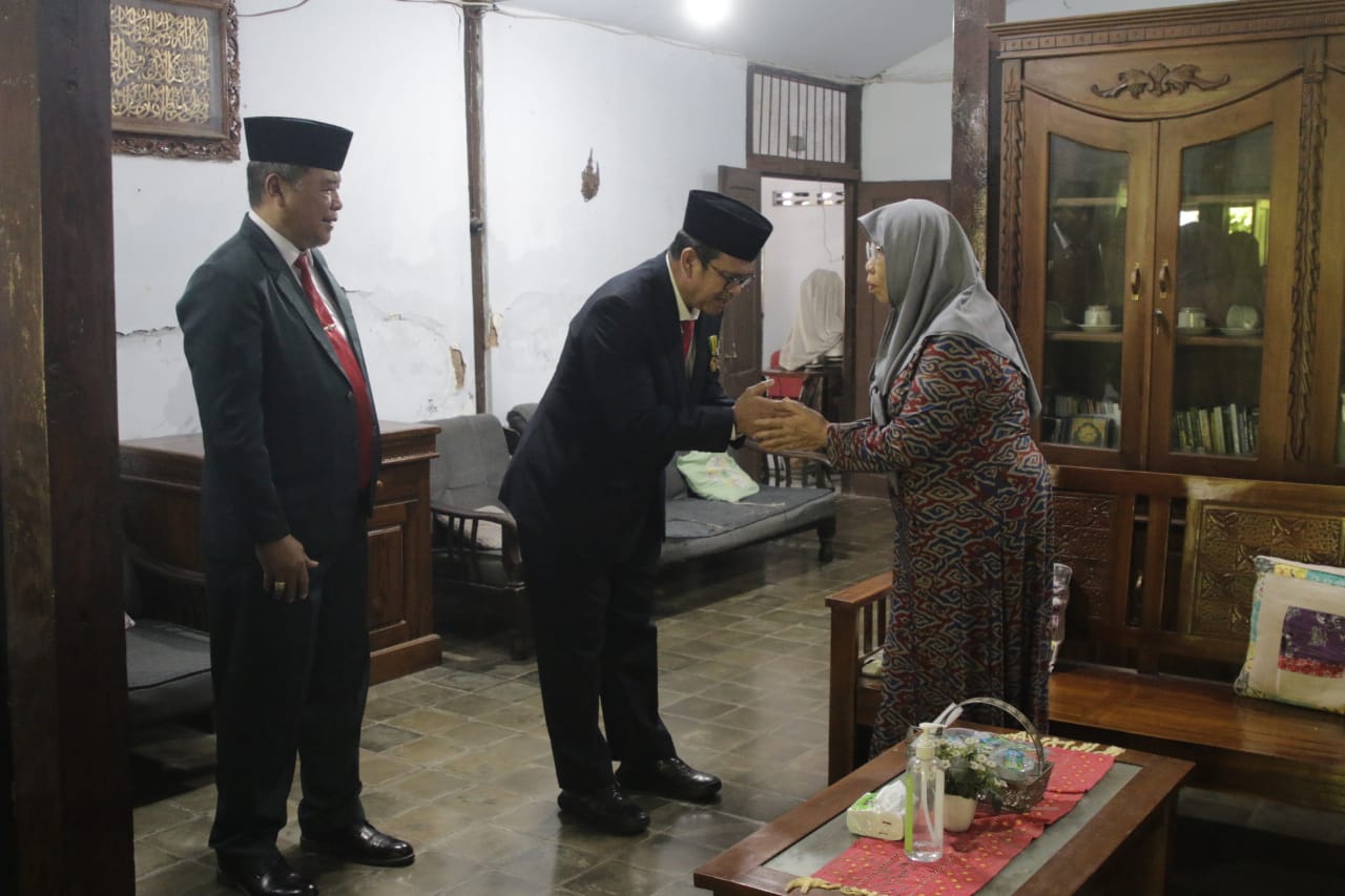 Foto 6 dari 6: Bentuk Penghormatan Bagi Pahlawan Negeri, Sekda Salurkan Tali Asih Bagi Janda Perintis