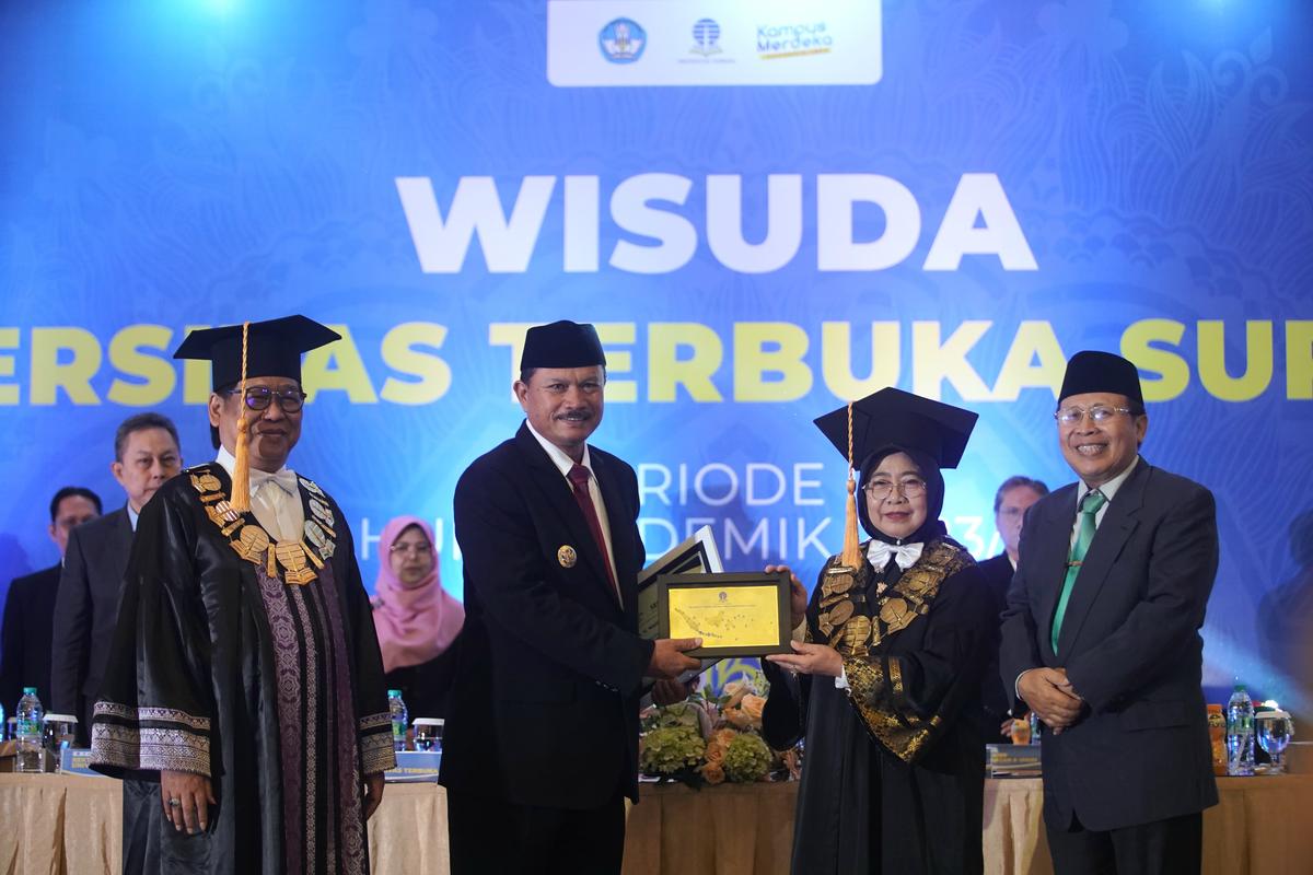 Foto 5 dari 9: Jadi Lulusan Perdana Program Studi S3 Doktor Administrasi Publik, Wali Kota Dapat Penghargaan dari UT Surabaya