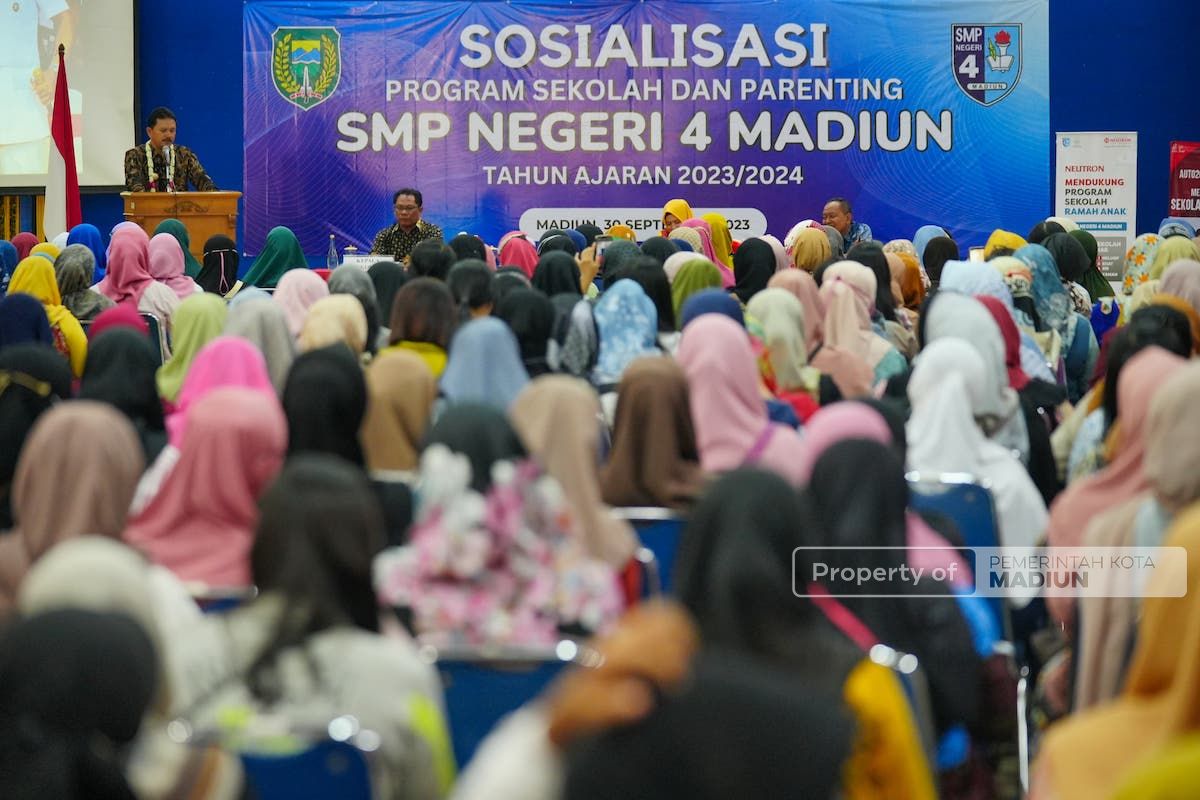 Foto utama berita: Hadiri Sosialisasi Program SMPN 4 Kota Madiun, Wali Kota: Kita Harus Siapkan Generasi Emas 2045 Mulai Sekarang