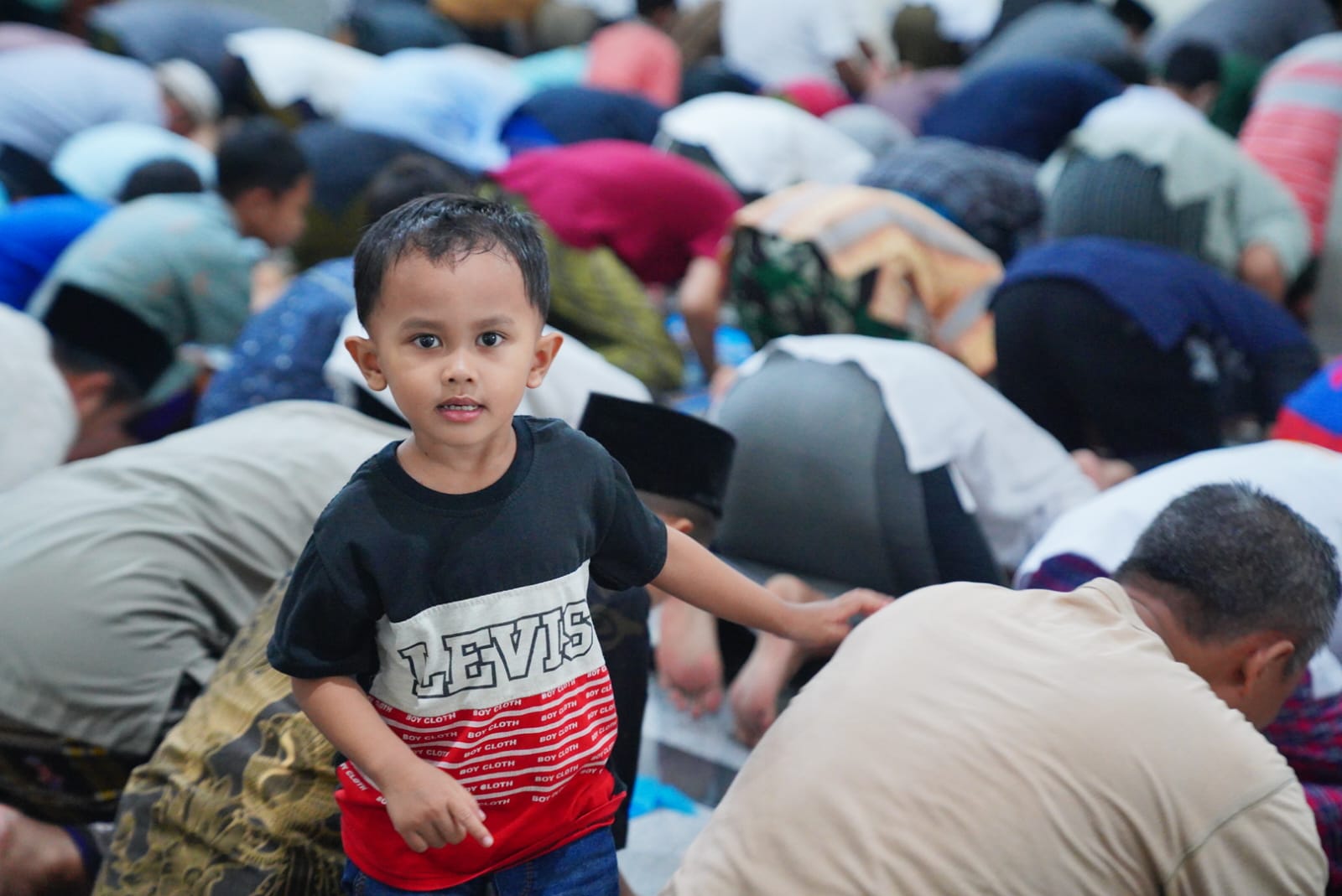 Foto 5 dari 10: Salat Isya dan Tarawih di Masjid Kuncen, Wali Kota Harapkan Kerukunan Terjaga