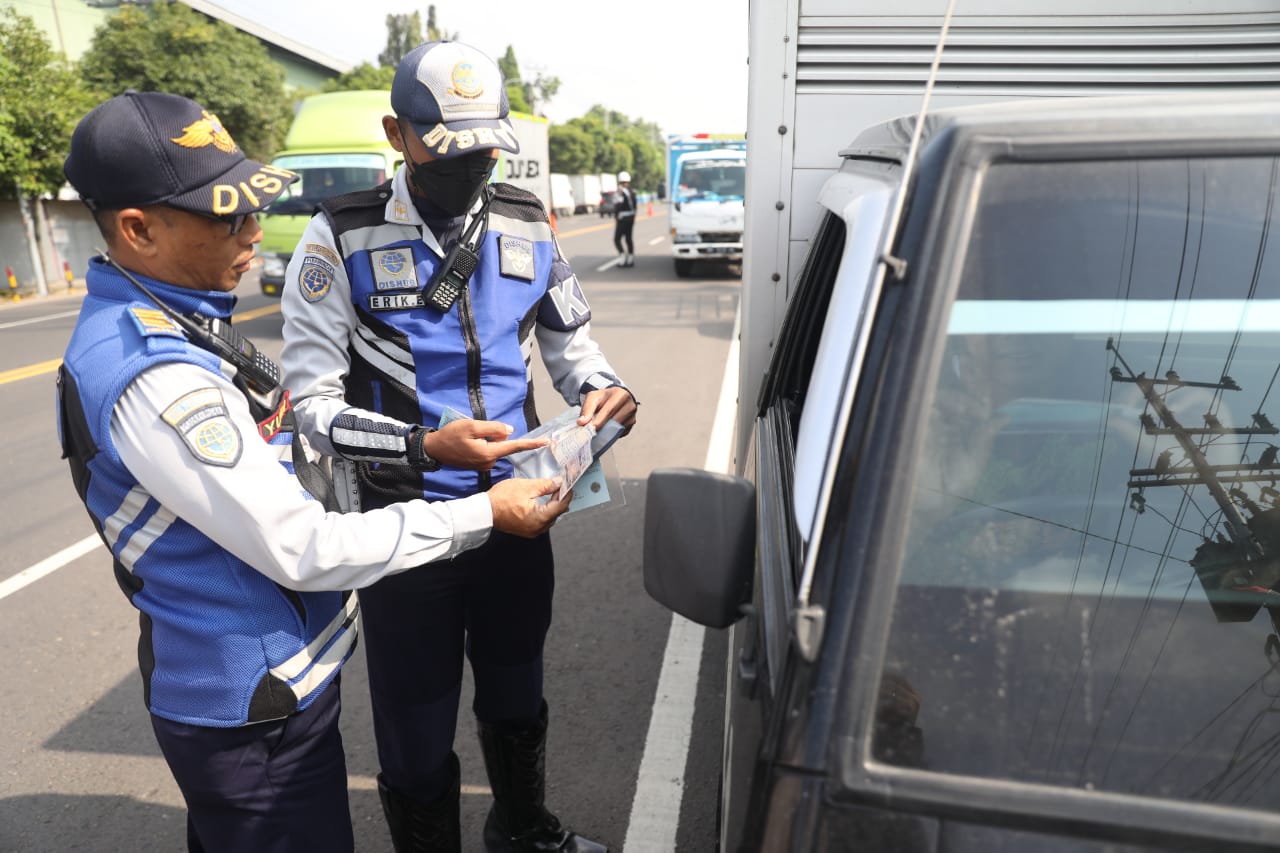 Foto 8 dari 12: Jaring Pelanggar LLAJ, Tim Gabungan Sediakan Pembayaran Pajak Hingga Tilang Di Tempat