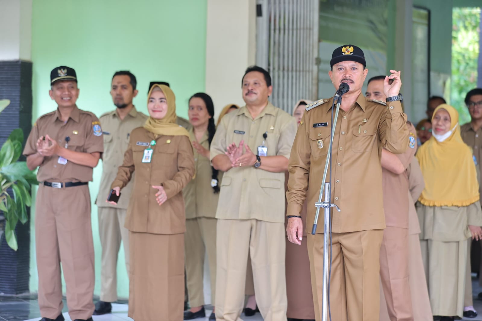Foto 2 dari 8: Jadi Pembina Upacara di SMAN 6, Wali Kota: Ilmu Pendidikan Akan Menjadi Pelindung ke Depan