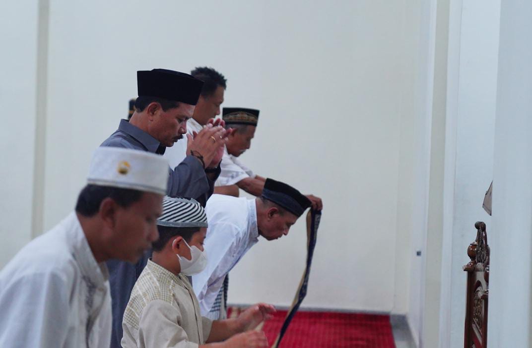Foto 3 dari 10: Salat Isya dan Tarawih di Masjid Kuncen, Wali Kota Harapkan Kerukunan Terjaga