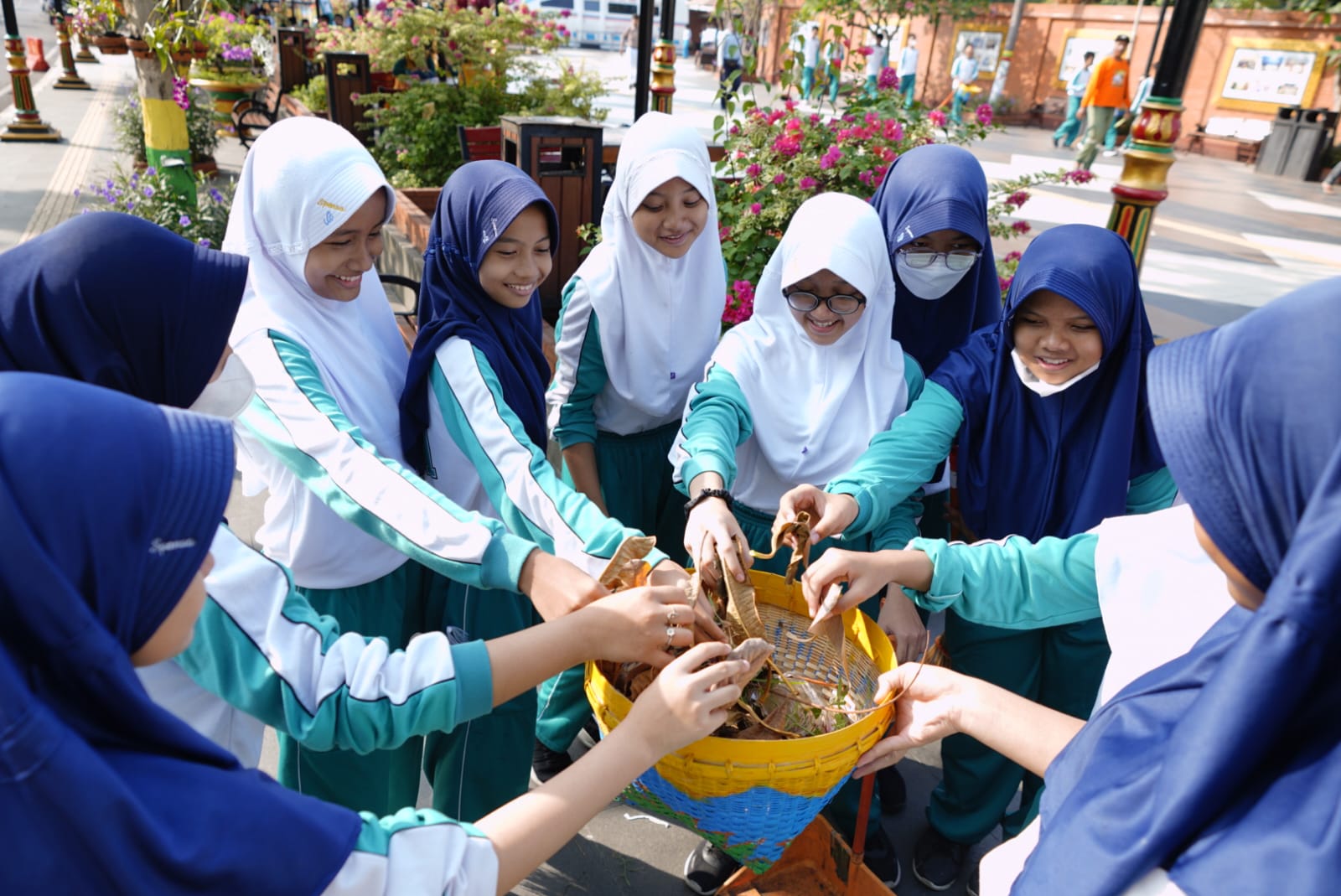 Foto 3 dari 6: Bawa Rinjing Hingga Perlengkapan Bersih-Bersih, Siswa SD-SMP Kota Madiun Lakukan Gerakan Kota Madiun Cinta Kebersihan