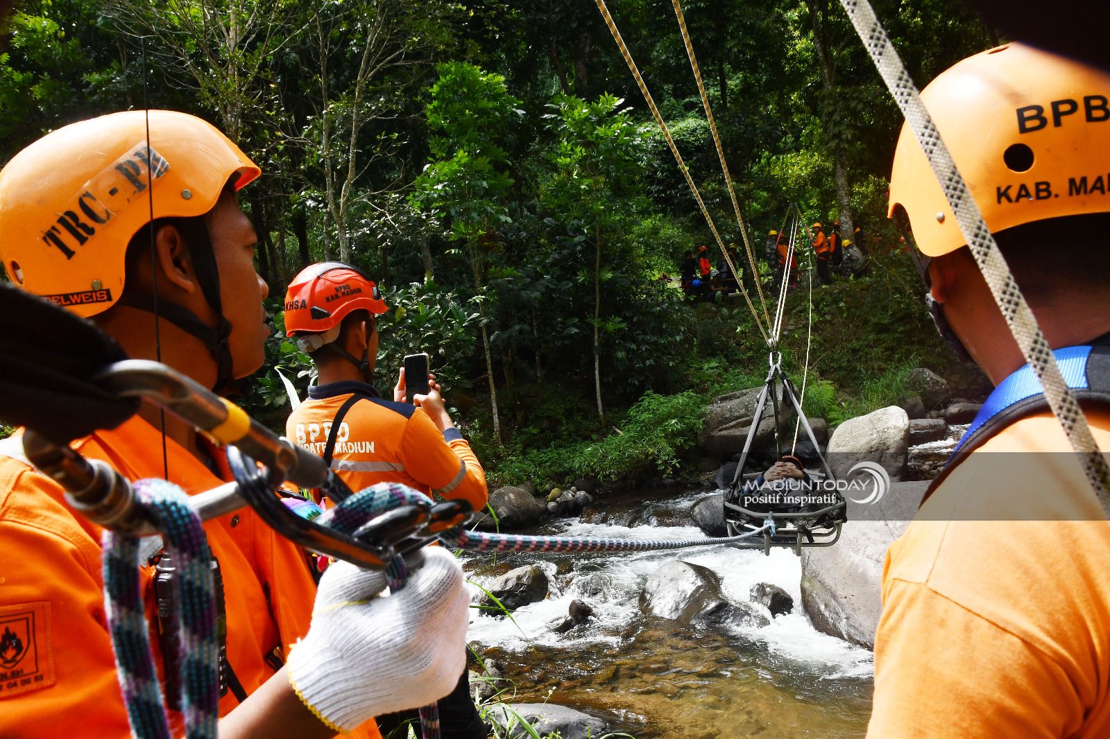 Evakuasi Korban di Medan Sulit Tak Bisa Sembarangan, Yuk Kenali Teknik-teknik Vertical Rescue
