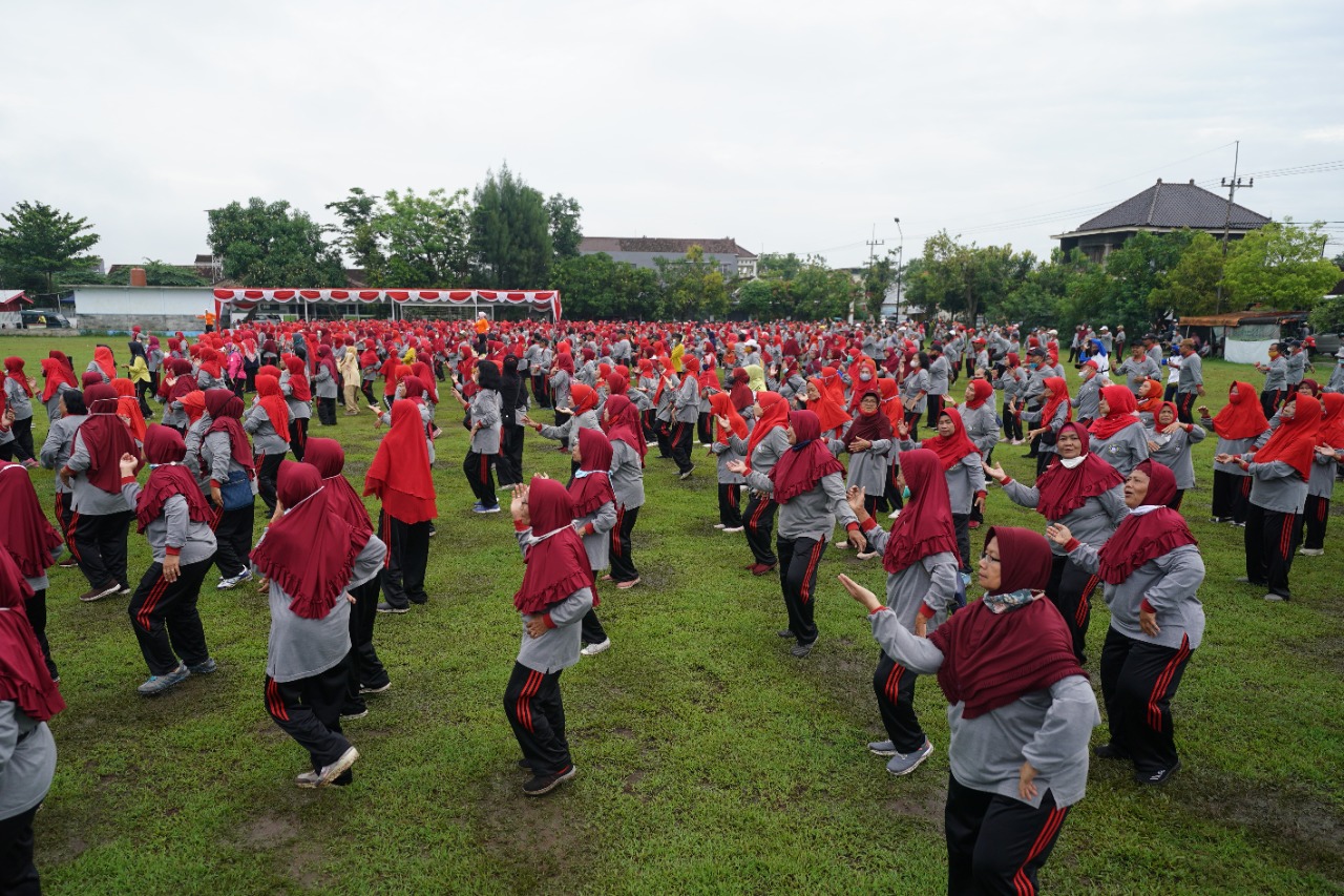 Foto 7 dari 10: Ikuti Senam Lansia di Rejomulyo, Wali Kota: Anggaran untuk Lansia Kita Tambah